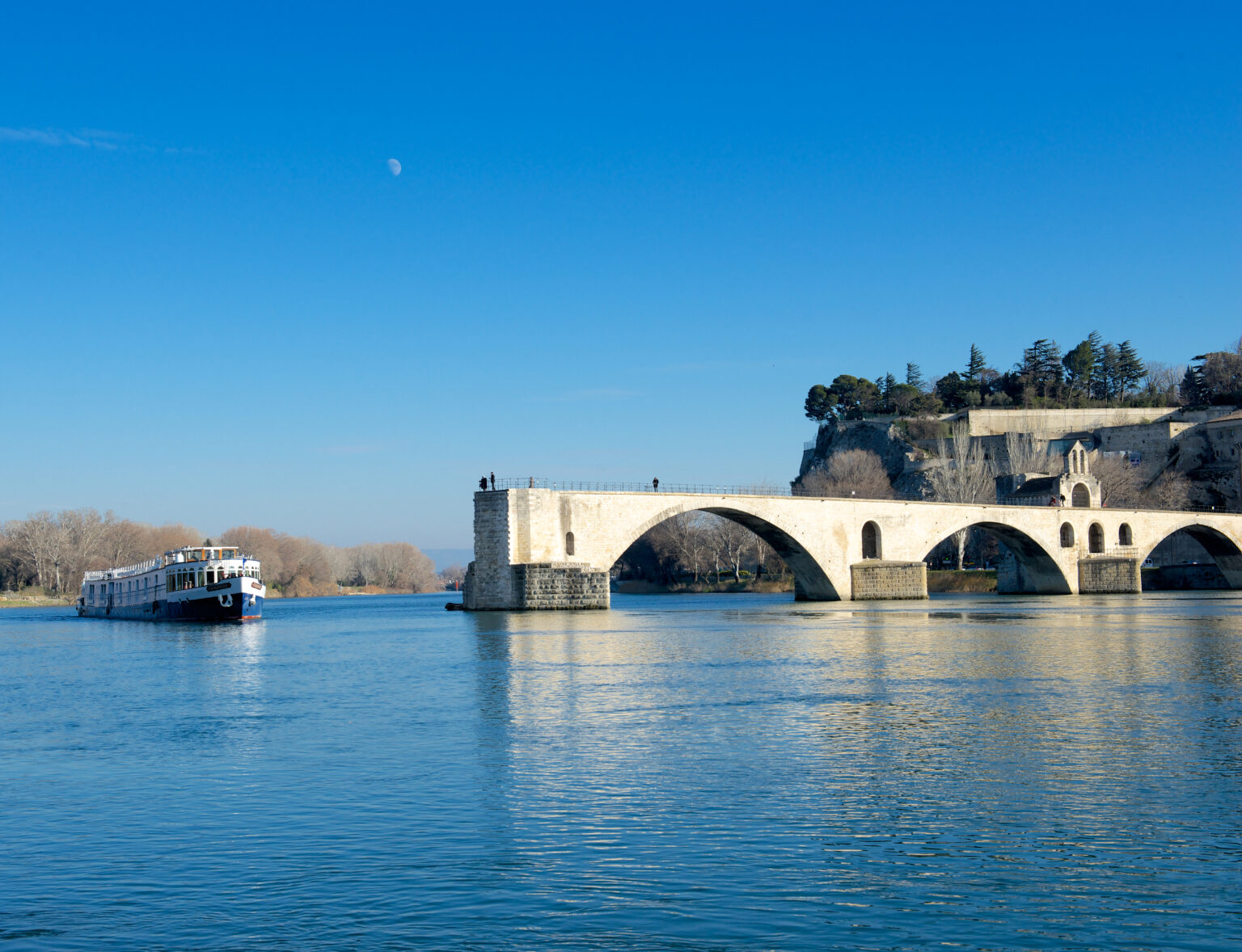 Le bateau et le Pont d'Avignon