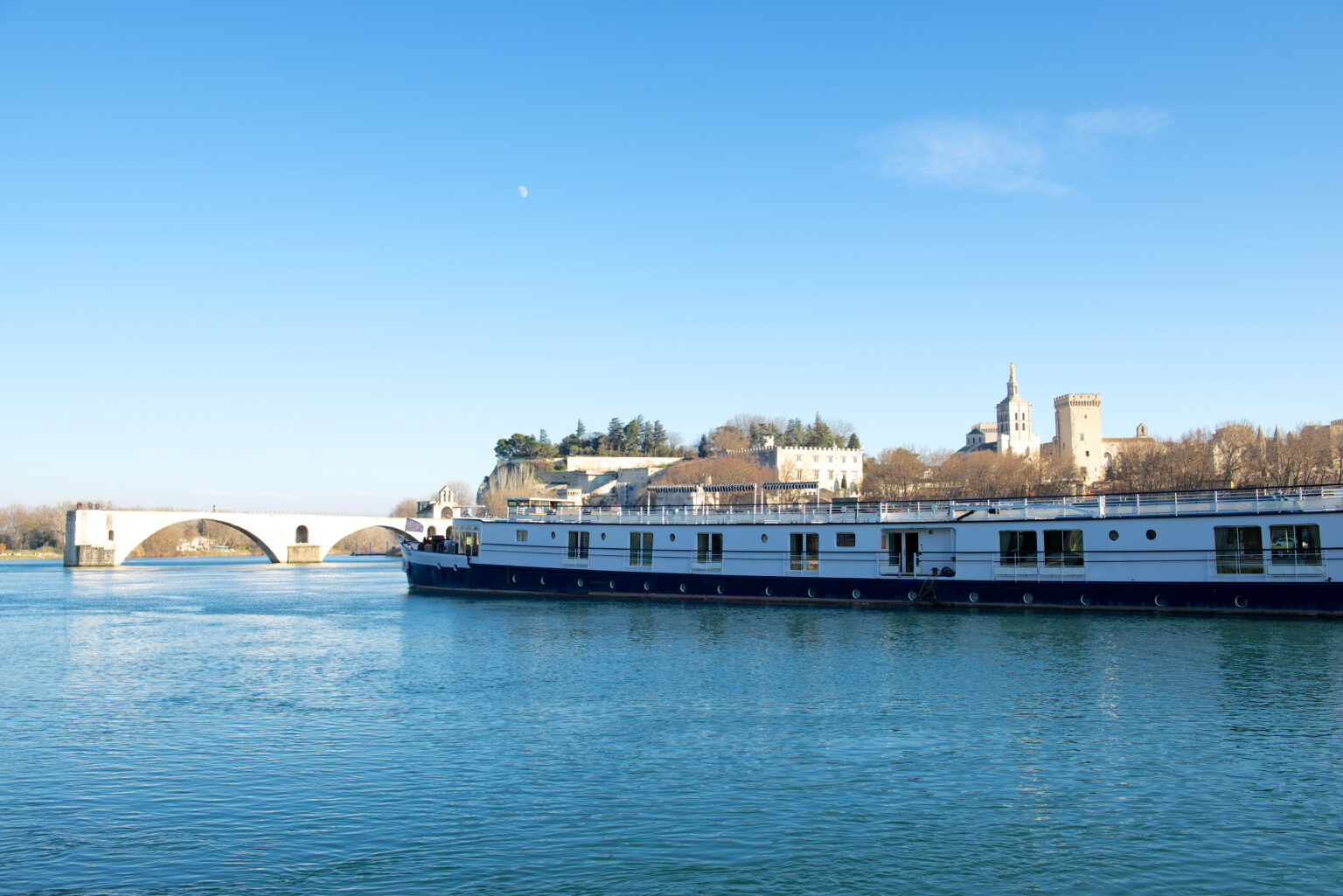 Le Chardonnay et le Pont d'Avignon